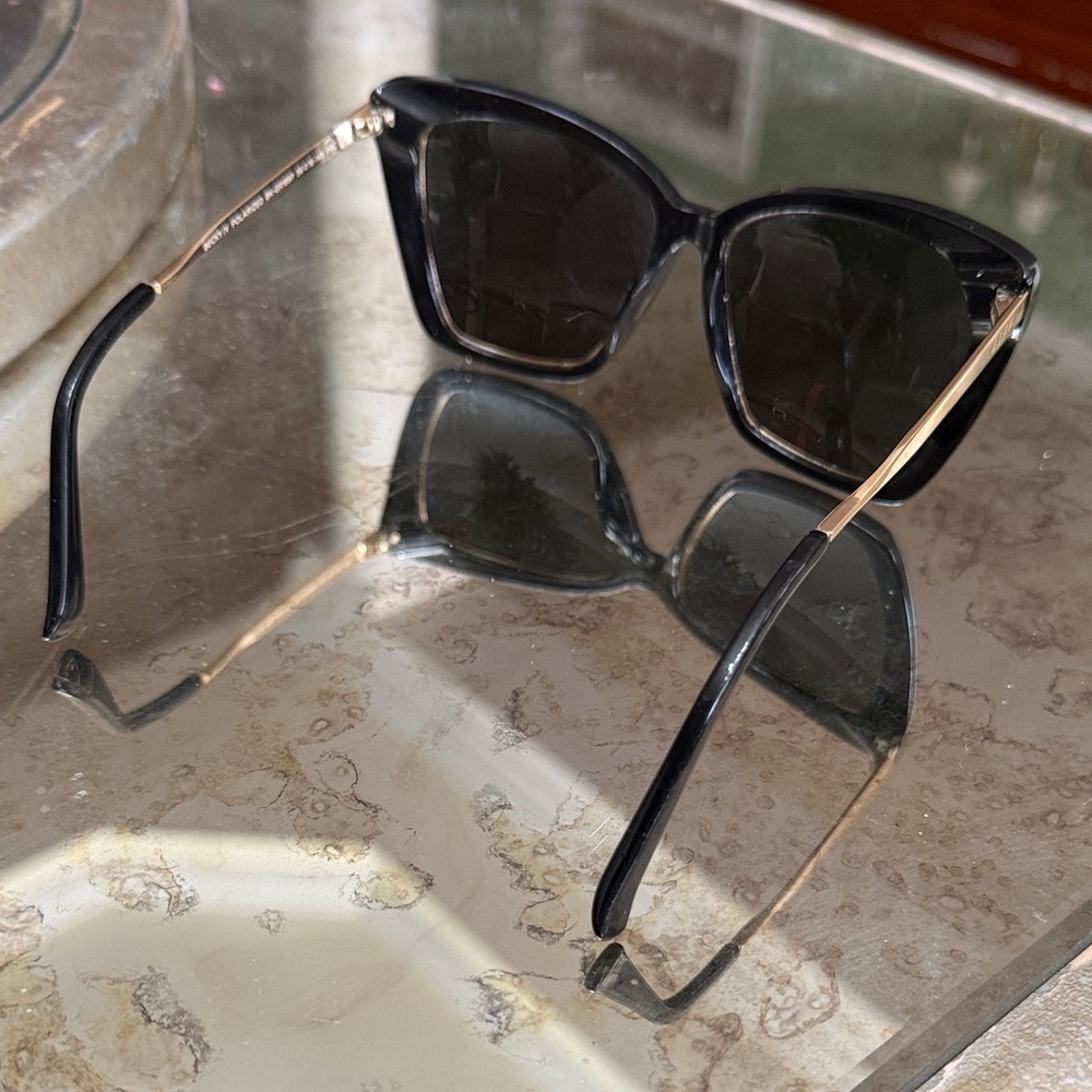 Diff Eyewear Cat-Eye Sunglasses in Black and Gold polarized Becky-IV polarizes - Picture 4 of 13